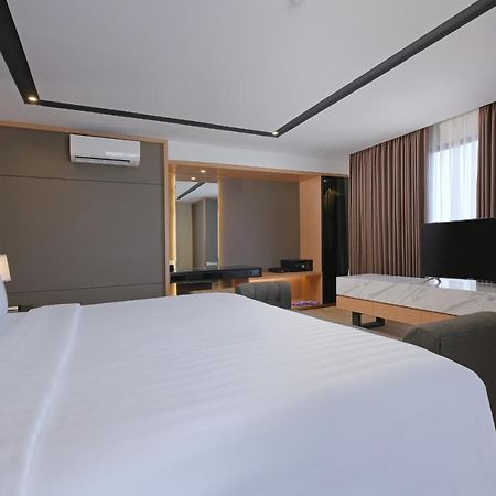 Quest Prime Pemuda - Semarang Hotel Exterior photo